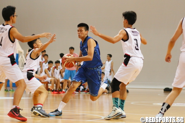 Keith Teo Zhe Ming (Yuying #23) driving through the Queenstown defense. (Photo  © Chan Hua Zheng/Red Sports)