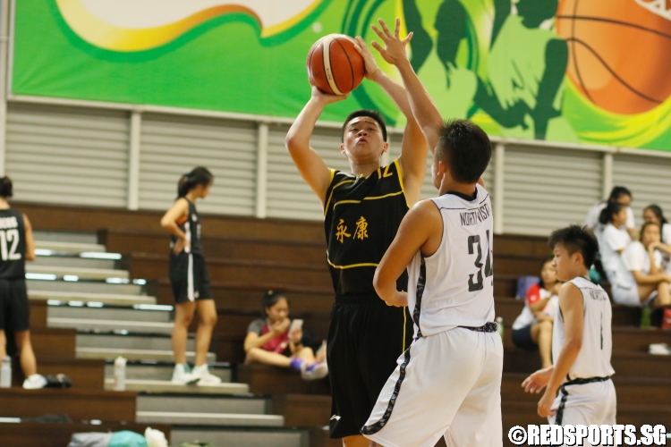  Darryl Teow Ting Han (YCK #12) shooting over his defender. (Photo  © Chan Hua Zheng/Red Sports)