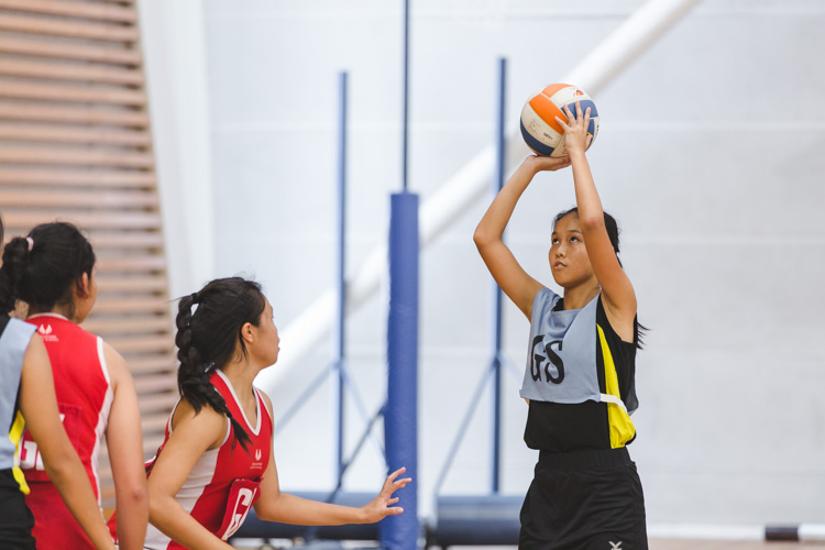 Wang An Qi (GS) of SCGS attempts a shot against SSP during the North Zone B Divison semi-finals match. (Photo 3 © Soh Jun Wei/Red Sports)