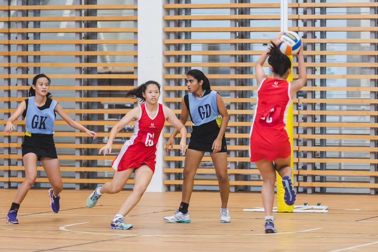 Sherlyn Yip (GS) of SSP looks to receive the ball from her teammate during the North Zone B Divison semi-finals match against SCGS. (Photo 4 © Soh Jun Wei/Red Sports)