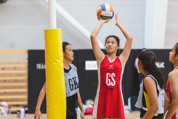 Sherlyn Yip (GS) of SSP attempts a shot during the North Zone B Division semi-final match against SCGS. (Photo 9 © Soh Jun Wei/Red Sports)