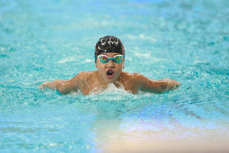 Reagan Cheng swims during the boys' 8-12 year old 100m butterfly. (Photo © Soh Jun Wei/Red Sports)