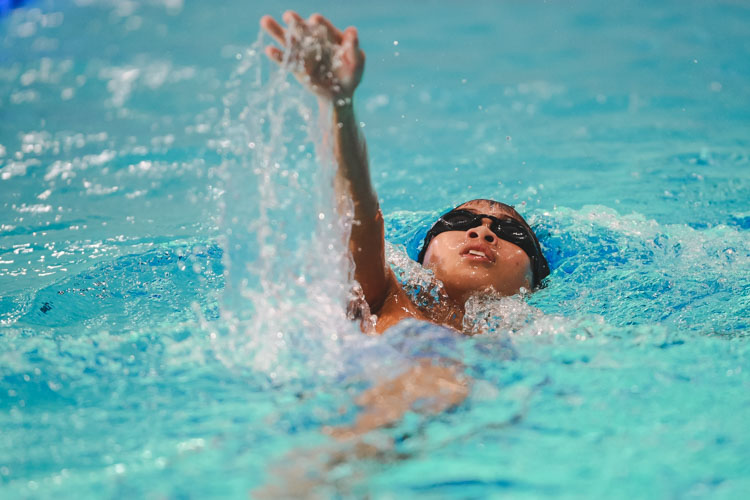 Russell Loo in action in the Boys 11-12 Year Olds 200m backstoke at the 47th Singapore National Age Group Swimming Championships. (Photo 7 © Soh Jun Wei/Red Sports)