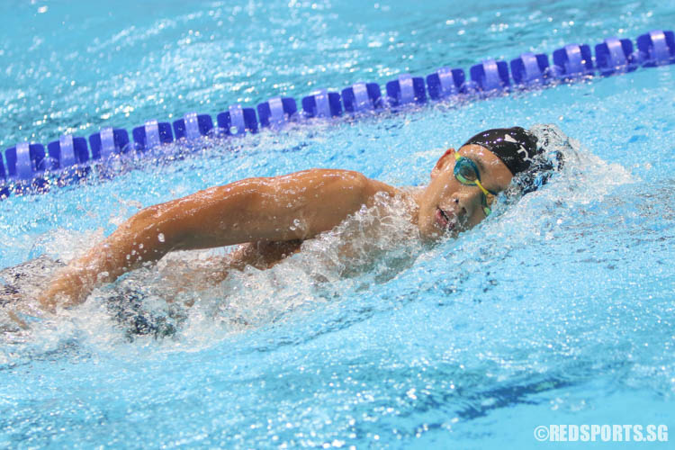 Erasmus Ang, 16, swims in the 1500m freestyle event at the 47th Singapore National Age Group Swimming Championships. He finished sixth in the 15-17 age group with a timing of 17:00.54. (Photo 13 © Chua Kai Yun/Red Sports)