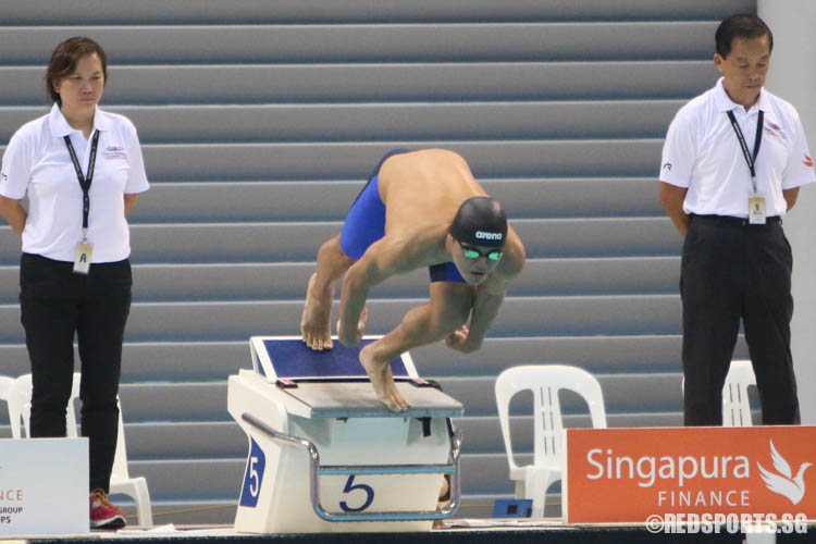 Dylan Koo, 17, starting off strong in the men's 50m butterfly race at the 47th Singapore National Age Group Swimming Championships. He finished first in the 15-17 age group with a timing of 24.73, beating the last meet record of 25.47 set by Darren Lim in 2013.(Photo 4 © Chua Kai Yun/Red Sports)