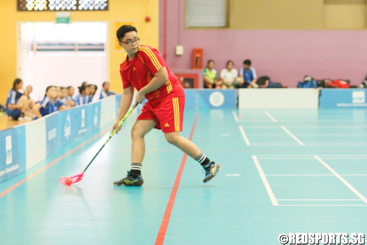 A Bukit Merah player looks for options. (Photo 3 © Dylan Chua/Red Sports)
