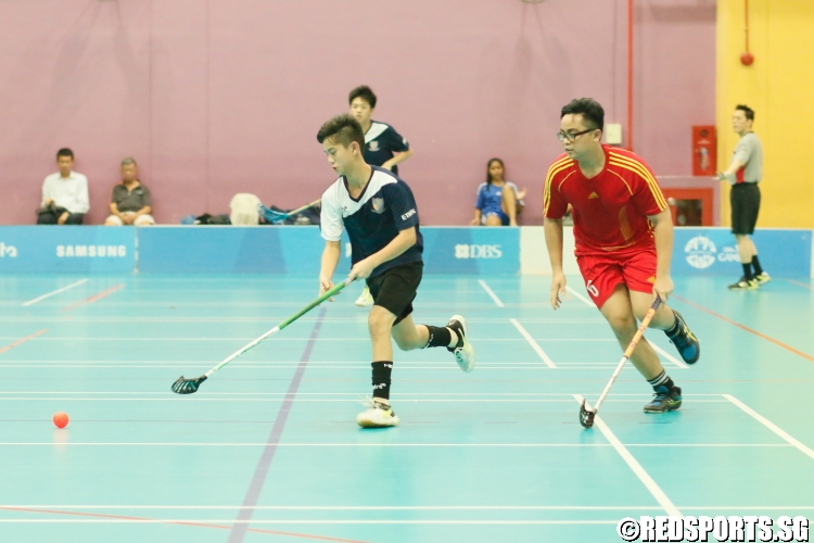 Players chasing after the ball. (Photo 7 © Dylan Chua/Red Sports)