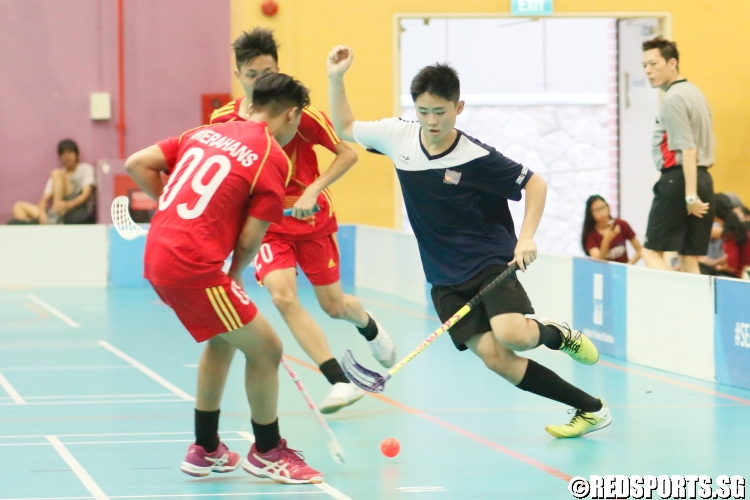Players jostling for possession of the ball. (Photo 2 © Dylan Chua/Red Sports)