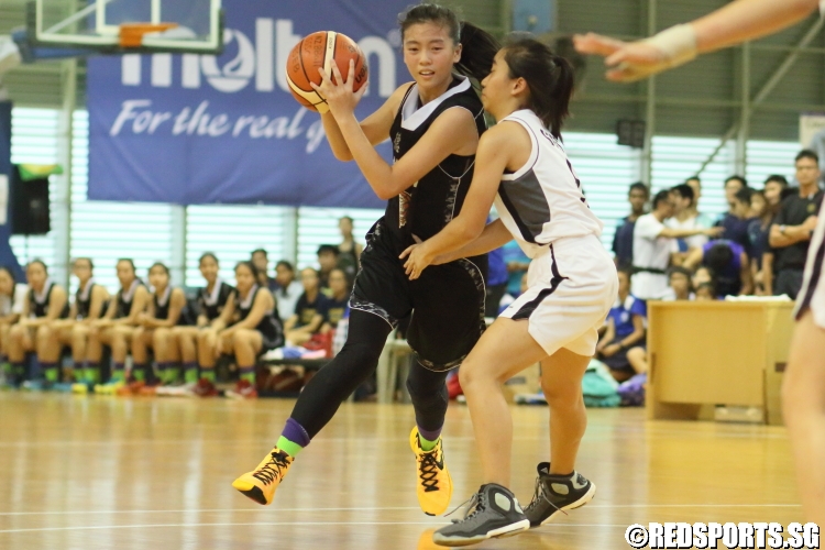 Lydia Ang (NV #7) driving strong to the hoop. (Photo  © Chan Hua Zheng/Red Sports)