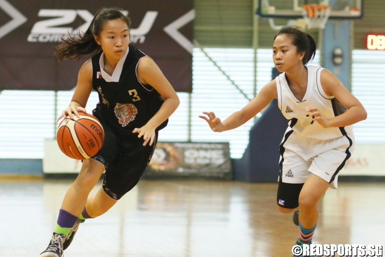 Yuki Kung Zhixin (NV #3) surveying the defense as she makes a drive. (Photo  © Chan Hua Zheng/Red Sports)