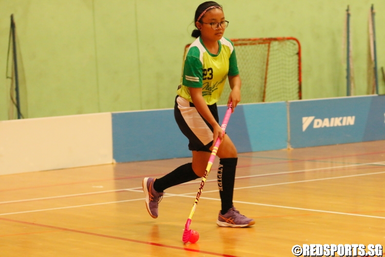 Haney Afiqah (OPS #23) surveys the defense as she dribbles upcourt. (Photo  © Chan Hua Zheng/Red Sports)