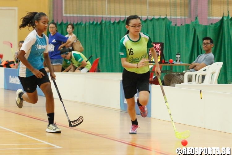 Daphne Tan En Qi (OPS #16) pushing the ball upcourt. She bagged a game-high 2 goals in the win. (Photo  © Chan Hua Zheng/Red Sports)