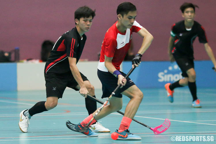 Cheng Wei Qiang (ACJC #10) makes a back pass. (Photo © Chua Kai Yun/Red Sports)