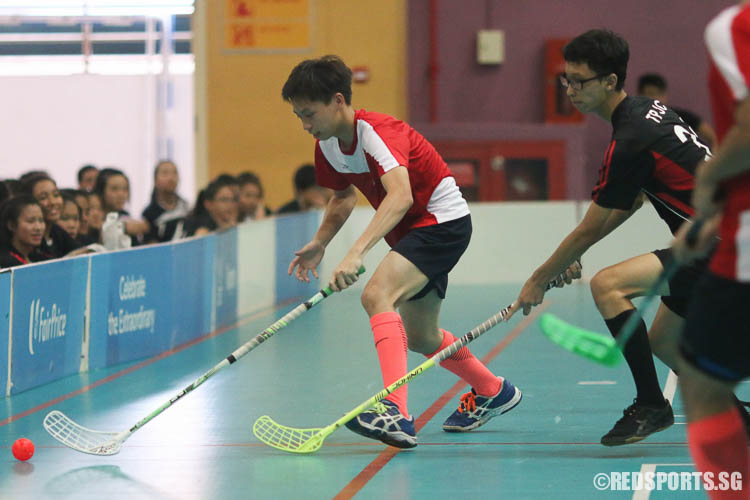 Players from both schools run for the ball. (Photo © Chua Kai Yun/Red Sports)