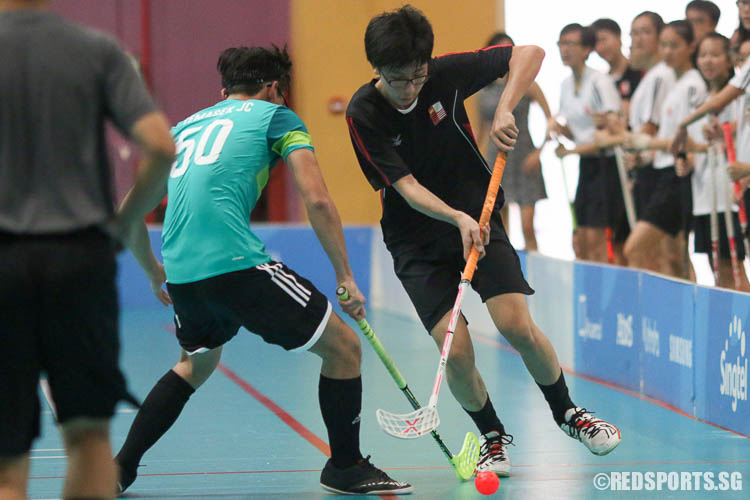 Mitchell Koh (NJC #4) controls the ball against TJC. (Photo © Chua Kai Yun/Red Sports)