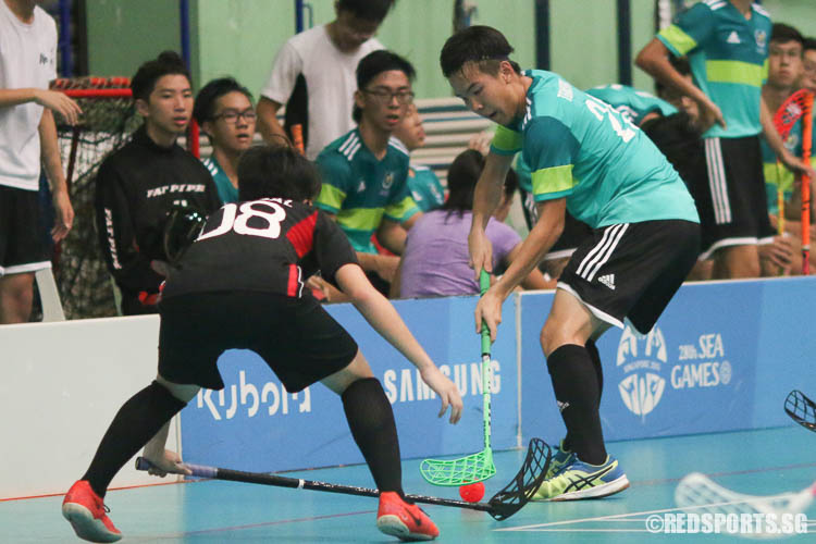 Ng Jun Kai (TJC #29) controls the ball against his opponent. (Photo © Chua Kai Yun/Red Sports)