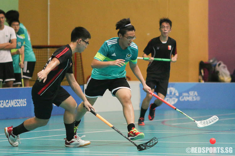 Players from both schools contest for the ball. (Photo © Chua Kai Yun/Red Sports)