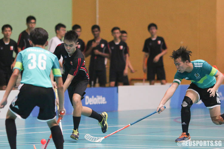 Toh Guan Wei (NJC #9) dribbles the ball against TJC. (Photo © Chua Kai Yun/Red Sports)