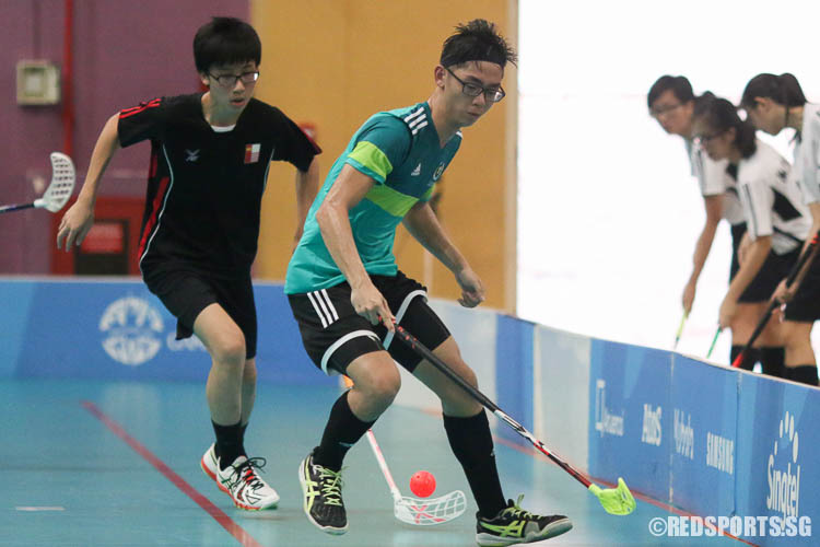 Andrew Hong (TJC #20) dribbles the ball towards the goal. (Photo © Chua Kai Yun/Red Sports)