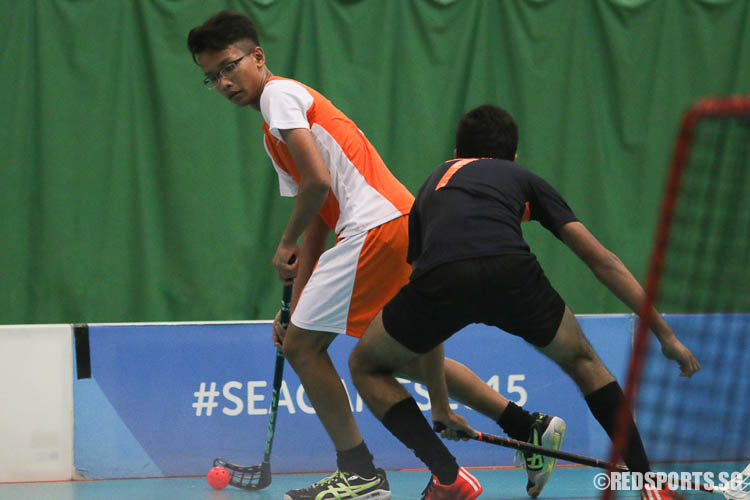 Muhammad Haziq B Arman (IJC #13) controls the ball against PJC. (Photo © Chua Kai Yun/Red Sports)