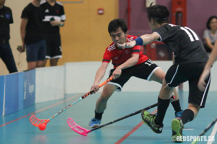 Koh Huai Ze (HCI #11) gains possession of the ball. (Photo © Chua Kai Yun/Red Sports)