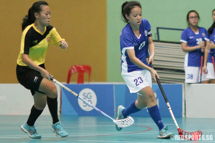 Captain Ho Lin Xuan (MJC #23) dribbles upcourt. (Photo © Chua Kai Yun/Red Sports)