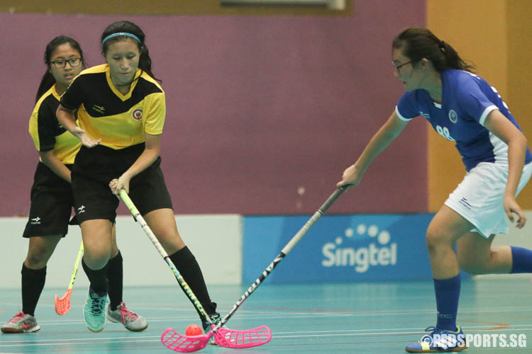 Claire Chua (VJC #21) dribbles on offence while Emily Ong (MJC #88) attempts to steal possession. (Photo © Chua Kai Yun/Red Sports)