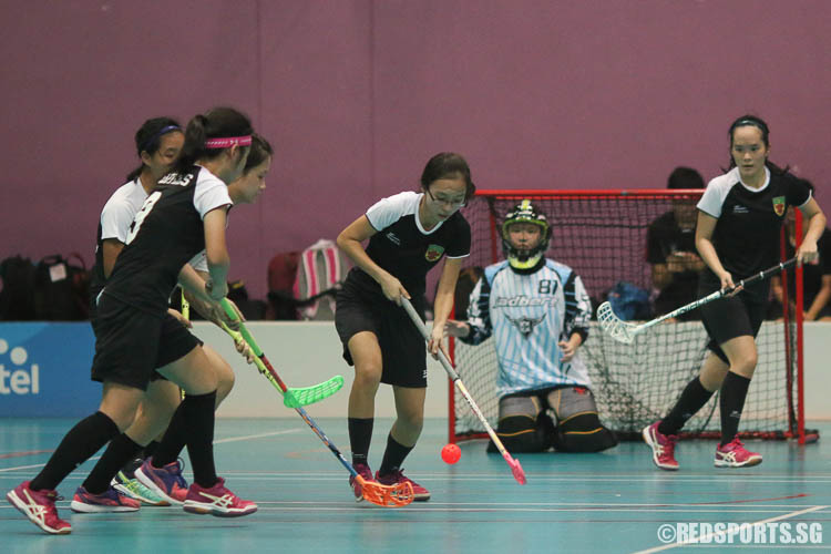 Chua Xin Ying (RJC #7) controls the ball after successful defence. (Photo © Chua Kai Yun/Red Sports)