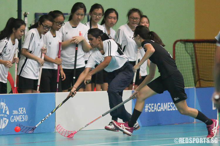 Mattirah Bte Ahmad Zaburlah (#15) of NJC firing a pass. (Photo © Chua Kai Yun/Red Sports)