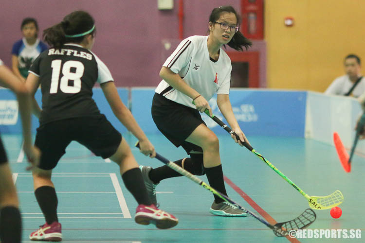 Chew Sze Lynn (NJC #12) looks to pass. (Photo © Chua Kai Yun/Red Sports)