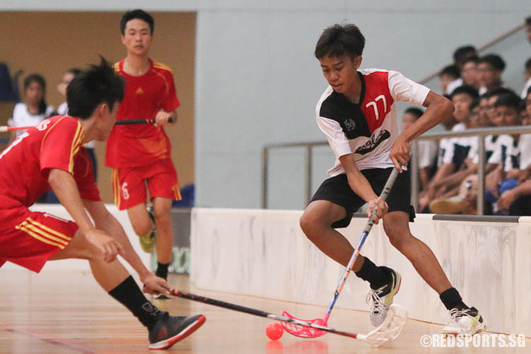 Azhari Saputra B Mustafa (EVS #77) controls the ball against Bukit Merah Secondary. (Photo © Chua Kai Yun/Red Sports)