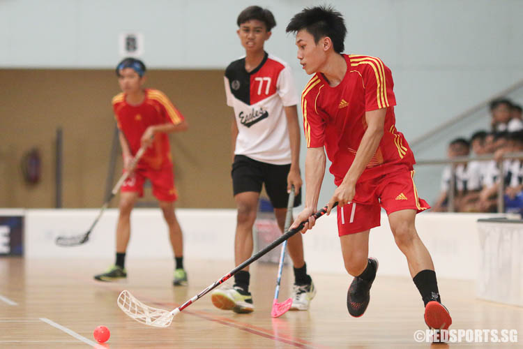 Nicolas Siew (BMS #17) gains possession. (Photo © Chua Kai Yun/Red Sports)