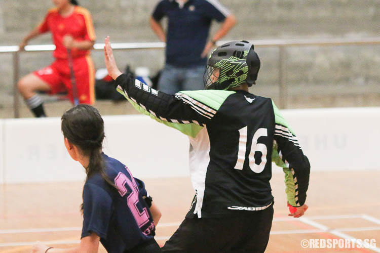 Goalkeeper Jessica Chua (BM #16) waits for her teammates to get into position before she throws the ball. (Photo © Chua Kai Yun/Red Sports)