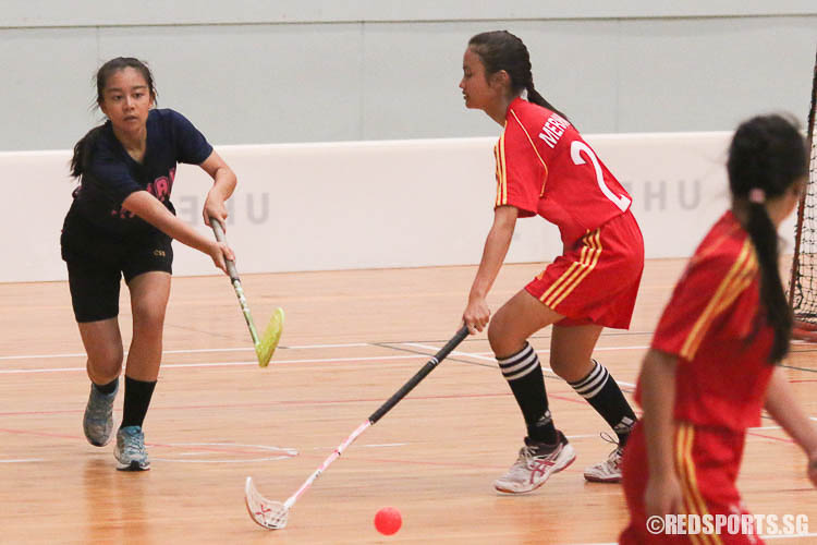 A player from Coral Secondary makes a pass. (Photo © Chua Kai Yun/Red Sports)