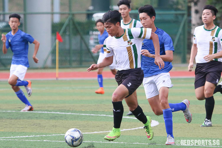 Faries (SRJC #3) dribbles the ball against Dunman High School. (Photo © Chua Kai Yun/Red Sports)