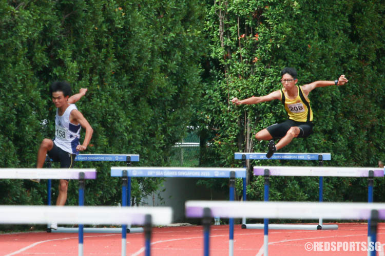 Luke Chiang (#158) of SAJC finished third while Tay Huan Lin (#208) of VJC came in seventh. (Photo © Chua Kai Yun/Red Sports)