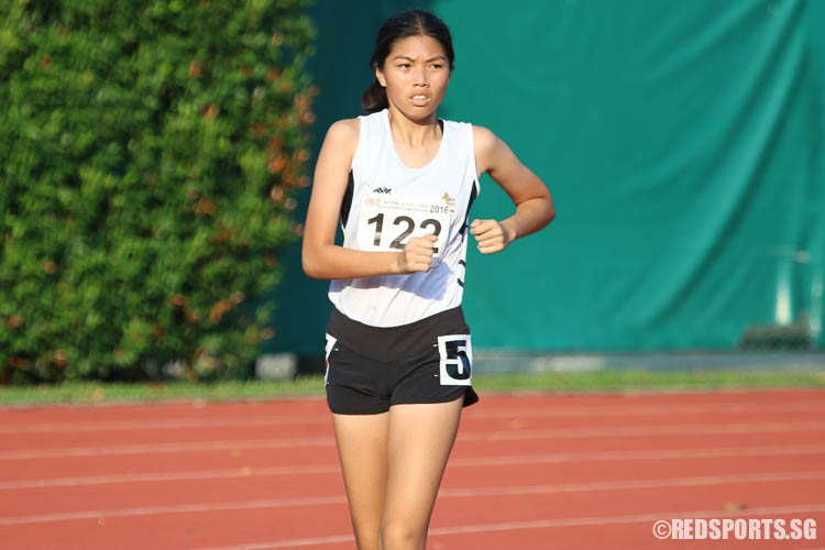 Odelia Cheong (#122) of Tampines JC attained silver with a timing of 18:06.02. (Photo © Chua Kai Yun/Red Sports)