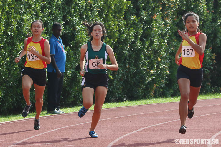 Audrey Tan (#187,right) of Hwa Chong finished fourth, while Claudia Sng (#194) and Alysee Goh (#68) came in sixth and seventh respectively. (Photo © Chua Kai Yun/Red Sports)