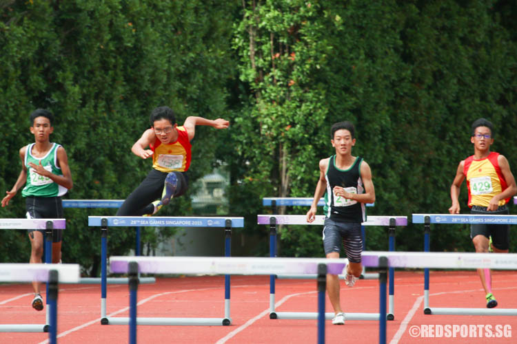 Low Yu Xuan (#438) of HCI came in fifth in the C-Boys 400m Hurdles event. (Photo © Chua Kai Yun/Red Sports)