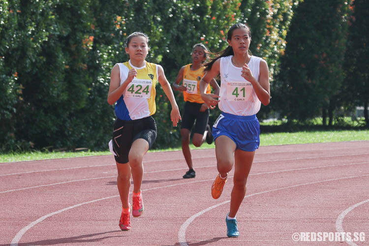 Phoebe Law (#424, left) of Nanyang Girls' and Liu Jingyi (#41) of CHIJ St. Nicholas Girls' finished second and third respectively. (Photo © Chua Kai Yun/Red Sports)