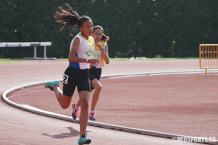 Elsie Woo (#428, right) came in fourth while Ngoh Ye Xin (#423) finished sixth. (Photo © Chua Kai Yun/Red Sports)