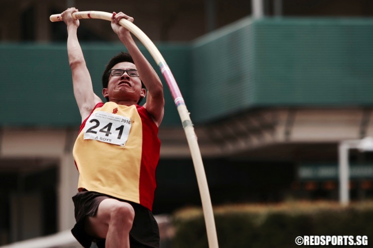 a div boys pole vault