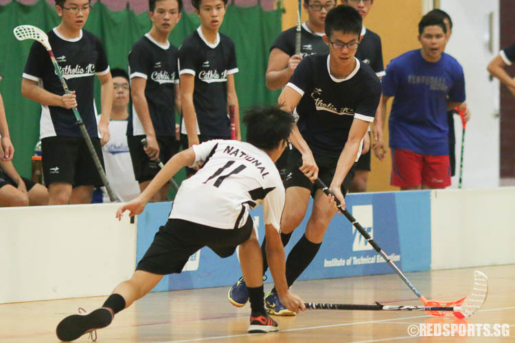 Glenn Tay (#21) of CJC dribbles the ball upcourt while Chong Shen Rui (#11) of NJC defends. (Photo © Chua Kai Yun/Red Sports)