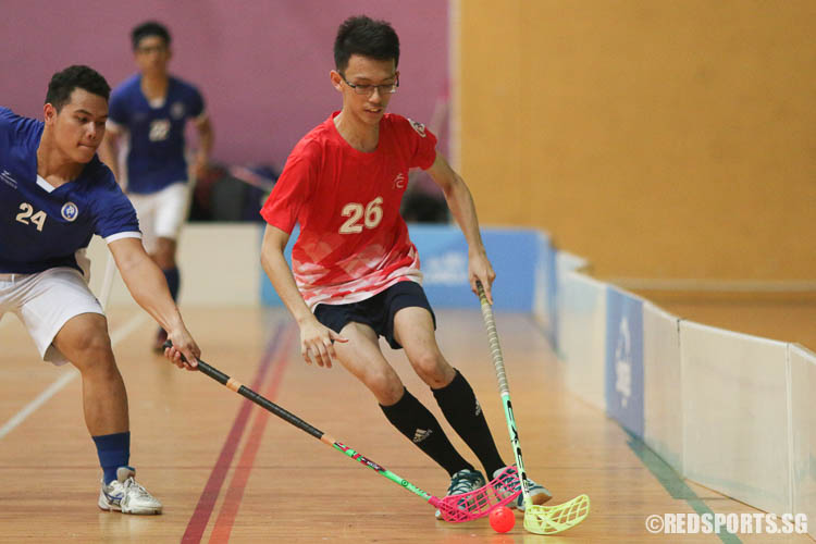 Ng Seng Leng (RVHS #26) dribbles the ball against Abdul Rauf B Abdul Rahman (MJC #24). (Photo © Chua Kai Yun/Red Sports)