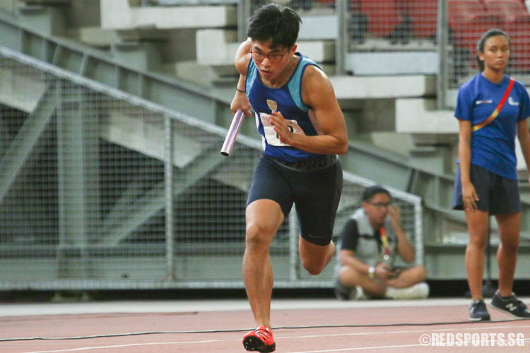 Benedict Kwok (#72, CJC) starting off the first leg of the A Division Boys 4x400m relay final. (Photo © Chua Kai Yun/Red Sports)