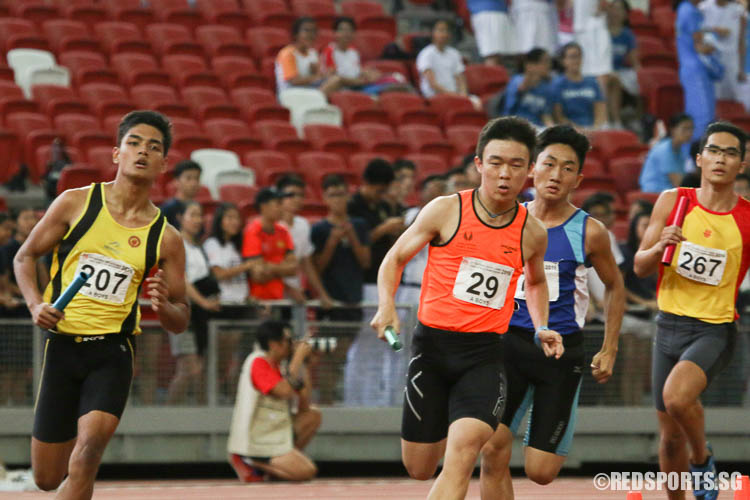 Darryl Sim (#29) of Singapore Sports School starting the third leg of the 4x400m relay with Singh Abdullah Alexander (#207) of VJC. (Photo © Chua Kai Yun/Red Sports)