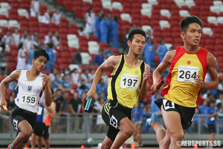 Ow Yeong Wei Bin (#264, HCI), Jared Chang (#197, VJC) and Dinesh Hulbert (#159, SAJC) starting the fourth leg of 4x400m relay. (Photo © Chua Kai Yun/Red Sports)