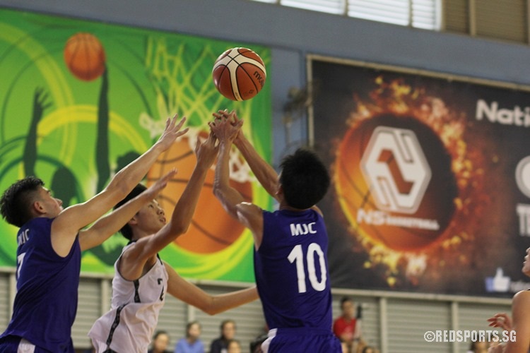 Players of both sides contesting for a loose ball. (Photo © Ryan Lim/Red Sports)