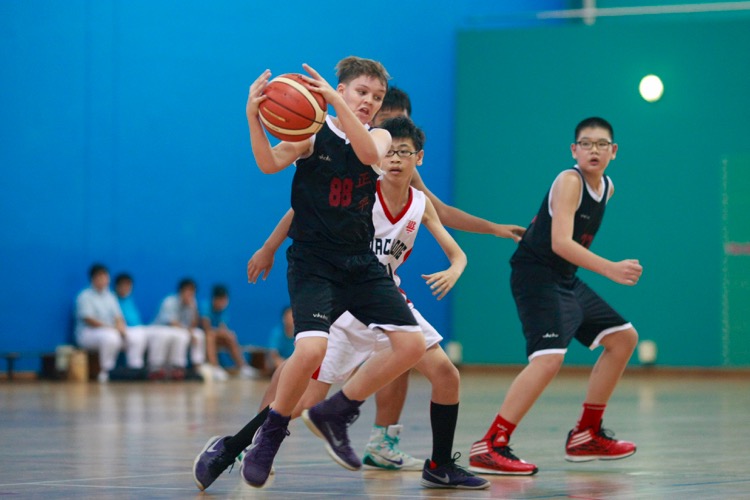 HCI (white) had a comfortable 82-8 win over Zhenghua to improve to a 2-0 win-loss record. (Photo © Les Tan/Red Sports)