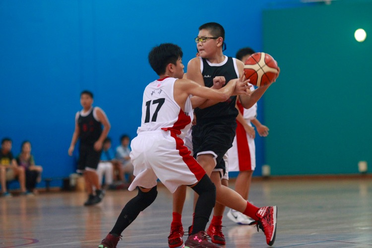 HCI (white) had a comfortable 82-8 win over Zhenghua to improve to a 2-0 win-loss record. (Photo © Les Tan/Red Sports)